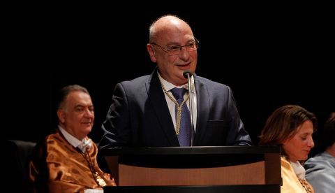 El microbiólogo de la UA Francis Mojica, considerado el padre de la herramienta de edición genética CRISPR.,durante el acto del 40 aniversario de la Universidad de Alicante (UA), celebrado en el Paraninfo de esta institución académica, en el campus de San Vicente del Raspeig, y en el que ha recibido la Medalla de Oro de esta institución. EFE/MORELL