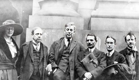 Retrato de los editores de The MASSES, una revista que defendía los puntos de vista socialistas, que fueron acusados y juzgados por actividades antiamericanas, abril de 1918. Fueron absueltos. En la foto aparecen, de izquierda a derecha, Crystal Eastman, Arthur Young, Max Eastman, Morris Hillquit, Merrill Rogers Jr y Floyd Dell.