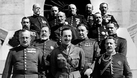 En pimer plano, Miguel Primo de Rivera (i) junto a Alfonso XIII, en el centro de la foto.