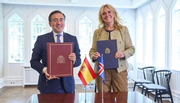 El ministro de Asuntos Exteriores, Unión Europea y Cooperación, José Manuel Albares con su homóloga en Islandia, la ministra Thorgerdur Katrín Gunnarsdóttir. / © lamoncloa.gob.es. Ministerio de la Presidencia.