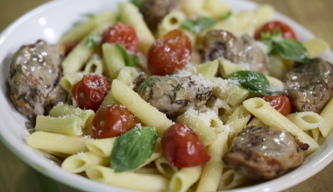 Pasta con carne de conejo, cherries asados y albahaca -Autor: Campaña "Abuelos Influencers"