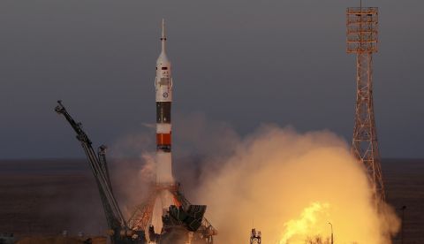 Despegue de la nave Soyuz MS-11 del Cosmódromo de Baikonur (Kazajistán) hoy, 3 de diciembre. EFE 	
