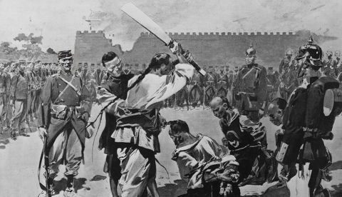 Ejecución de tres funcionarios anti-extranjeros en Paoting-fu durante la Rebelión de los Bóxers. / Archivo.