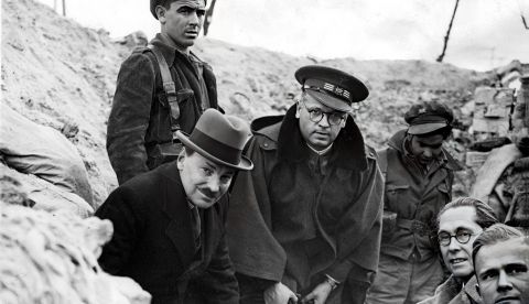 Clement Richard Attlee (visto a la izquierda), líder del partido laborista, visitando a soldados comprometidos en la defensa de Madrid en una línea de fuego, 1937. / Archivo.