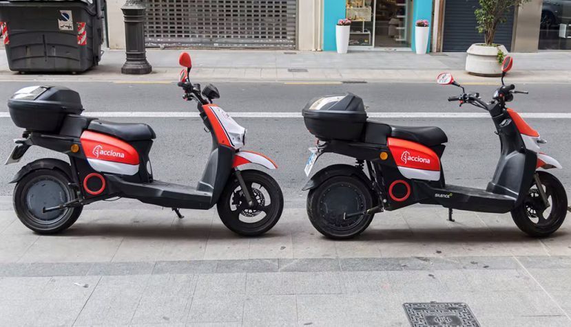 Motos compartidas aparcadas sobre la acera en una calle de Valencia. Shutterstock / lma_ss