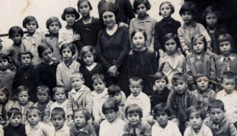 Escuela en España antes de 1936. Una maestra entre sus alumnos. / Wikipedia