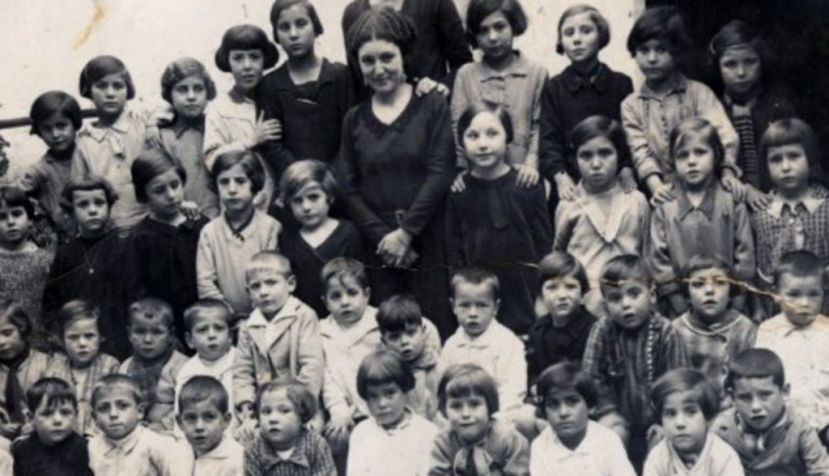 Escuela en España antes de 1936. Una maestra entre sus alumnos. / Wikipedia