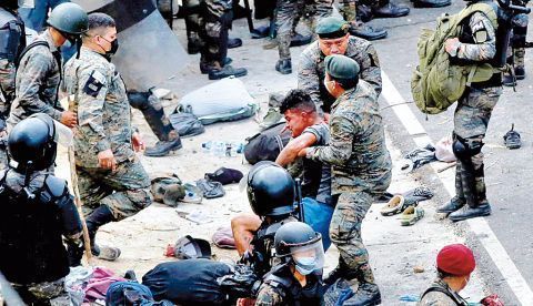 Guatemala disuelve a la fuerza a la caravana migrante y acorrala a los hondureños