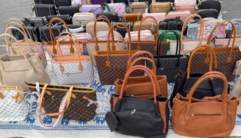 Casi el 40% de los franceses afirma haber comprado ya un producto plagiado. Sin embargo, casi la misma proporción desaprueba esta práctica. ¿Por qué? Ceri Breeze/Shutterstock