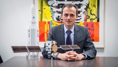 El ministro de Ciencia, Innovación y Universidades, Pedro Duque, repasa en una entrevista con Efe algunas de las prioridades de su departamento como la financiación o alcanzar un pacto por la ciencia. El ministro de Ciencia, Innovación y Universidades, Pedro Duque, ha advertido hoy de que las subvenciones y los créditos que los presupuestos generales del Estado consignan para la ciencia son dos conceptos que por razones contables ni se pueden ni se deben sumar porque "no son en absoluto equivalentes". EFE