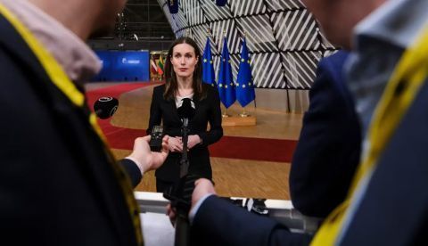 La ex primera ministra finlandesa Sanna Marin ofrece una rueda de prensa en Bruselas, Bélgica, el 10 de febrero de 2023. Alexandros Michailidis/Shutterstock
