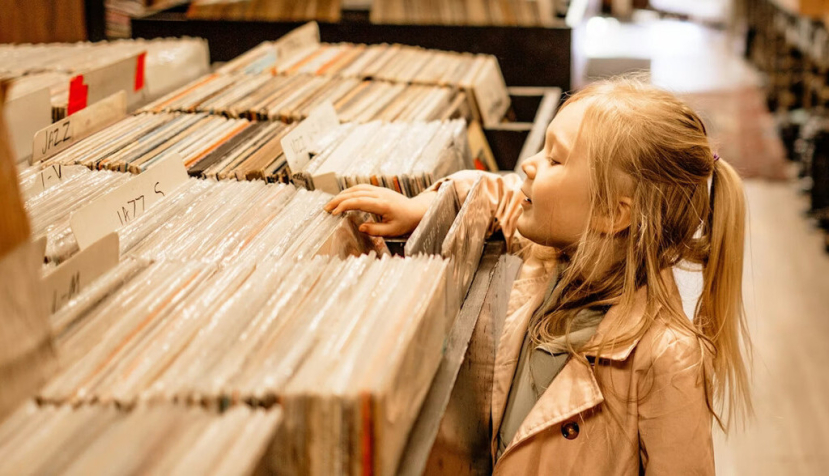 Una niña revisa vinilos en una tienda. Los vinilos vuelven a estar de moda… ¿o dejaron de estarlo alguna vez? HopeNFPhotography/Shutterstock
