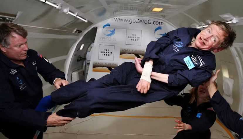 Stephen Hawking experimentando gravedad cero (26 abril 2007). Cortesía de Jim Campbell/Aero-News Network. Wikimedia Commons