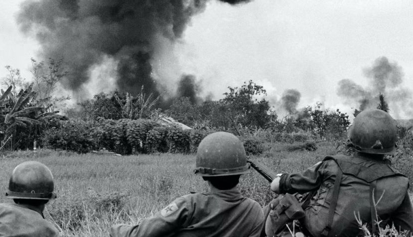 Soldados survietnamitas durante un bombardeo en diciembre de 1972. Ennio Iacobucci / AFP