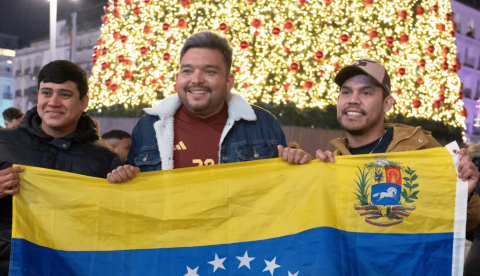 Ciudadanos venezolanos residentes en España celebran la captura de Nicolás Maduro el pasado 3 de enero en la Puerta del Sol (Madrid). OSCAR GONZALEZ FUENTES/Shutterstock