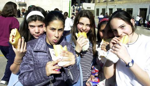 Un desayuno insuficiente y la falta de sueño favorecen la obesidad infantil / EFE