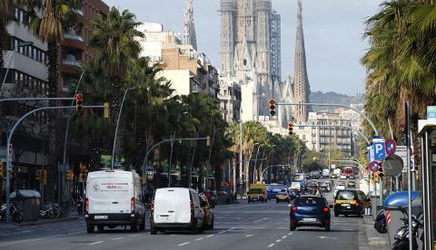 Vista de la ciudad de Barcelona donde está en marcha la Zona de Bajas Emisiones (ZBE), para restringir la circulación de los vehículos más contaminantes. EFE/Enric Fontcuberta/Archivo