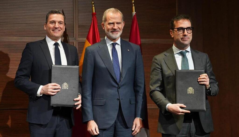 El vicepresidente Carlos Cuerpo, el rey Felipe VI y el ministro canadiense de IA e Innovación Digital, Evan Solomon. / © lamoncloa.gob.es. Ministerio de la Presidencia.