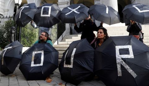 Miembros de varias organizaciones ecologistas protagonizan ante el edificio de la Bolsa de Madrid una protesta denominada "Toxic Tour" para denunciar a las multinacionales españolas que con su actividad "profundizan la crisis climática". EFE/Ballesteros
