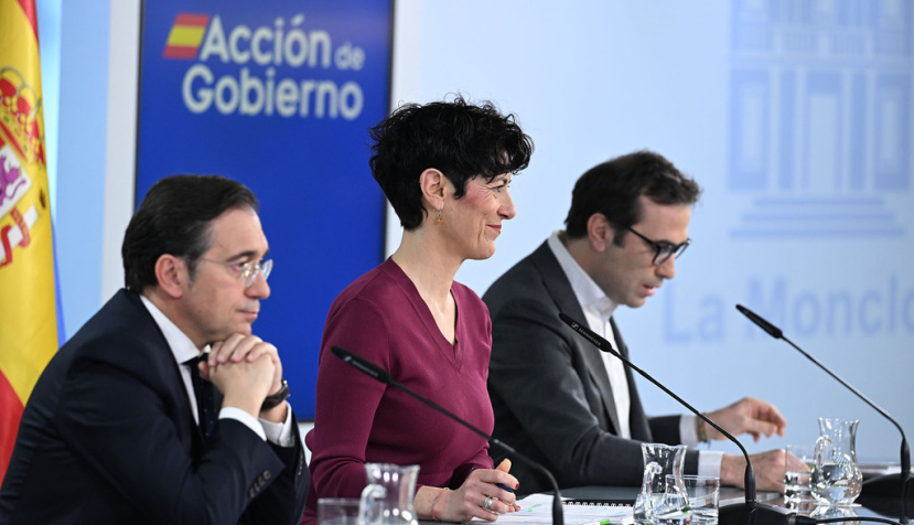 El ministro de Asuntos Exteriores, Unión Europea y Cooperación, junto a la ministra de Inclusión, Seguridad Social y Migraciones, y el ministro de Economía, Comercio y Empresa, durante la rueda de prensa tras el Consejo de Ministros. | Pool Moncloa / Borja Puig de la Bellacasa. La Moncloa, Madrid - 24.3.2026