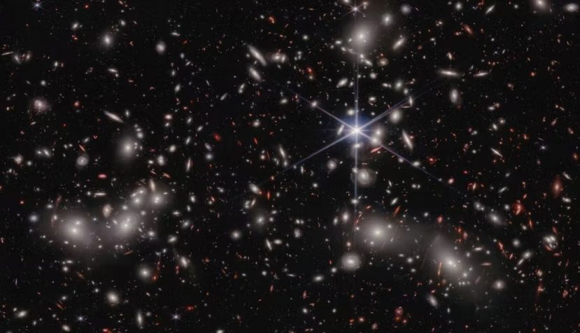 Imagen del cúmulo de Pandora y galaxias lejanas proporcionada por el telescopio espacial James Webb. NASA, ESA, CSA, I. Labbe (Swinburne University of Technology), R. Bezanson (University of Pittsburgh), A. Pagan (STScI).