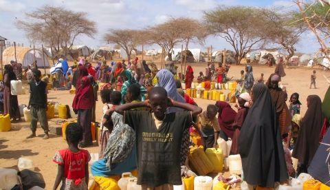 Muchas de las personas que llegan a los campos de refugiados de Somalia como este huyen del hambre y la sequía. Sadik Gulec / Shutterstock