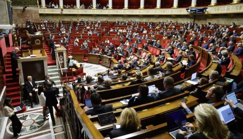Sans majorité absolue, le président de la République, Emmanuel Macron, serait prêt à dissoudre l’Assemblée nationale en cas d’adoption d’une motion de censure contre le gouvernement. Ludovic Marin/AFP