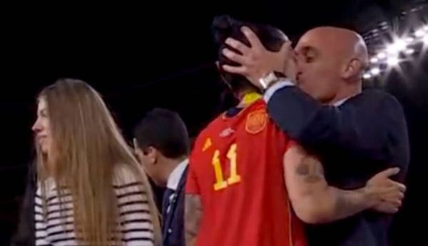 No es “un pico sin maldad”, es un beso sin consentimiento