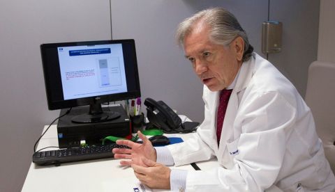 El doctor Isidoro Bruna, especialista en reproducción asistida y director de HM Fertility Center, durante la entrevista concedida a la Agencia Efe. EFE