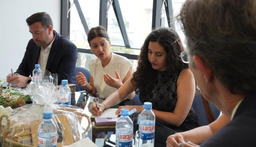 La ministra de Juventud e Infancia, Sira Rego, durante la reunión que ha mantenido en Arrecife con representantes del Colegio de Abogados de Lanzarote. / © lamoncloa.gob.es. Ministerio de la Presidencia.
