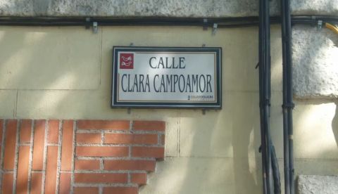 Cervantes, el nombre más conmemorado en el callejero español, tiene 1940 calles. Clara Campoamor es recordada en 478 calles. En la imagen, en Collado Villalba (Madrid). Wikimedia Commons / Sabbut, CC BY-SA