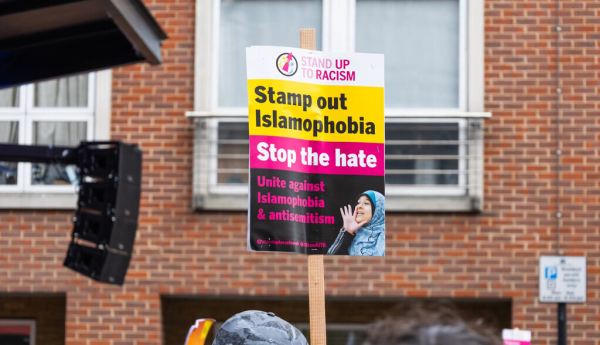 Pancarta de una manifestación contra la islamofobia. Pancarta de una manifestación contra la islamofobia en Londres el 16 de marzo de 2024. Tartezy/Shutterstock
