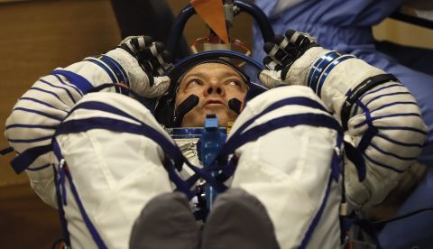 El cosmonauta ruso Oleg Kononenko pruebaba su traje espacial en el Cosmódromo de Baikonur, en Kazajistán, horas antes de partir rumbo a la Estación Espacial Internacional (EEI), el pasado lunes. EFE