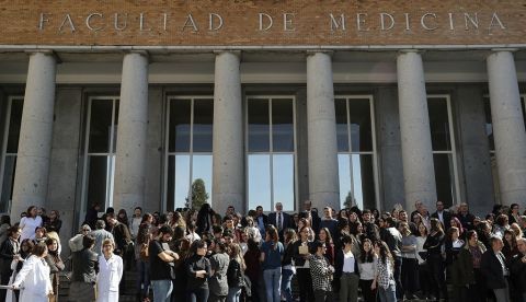 Fachada de la facultad de Medicina de la Universidad Complutense de Madrid. EFE/Archivo