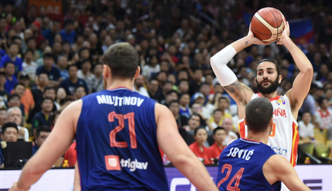 En agosto de 2023, el jugador de baloncesto Ricky Rubio (en la foto, durante un partido contra la selección de Serbia) anunció que se retiraba para cuidar su salud mental. Regresó a las canchas el pasado 31 de enero. LiveMedia / Shutterstock
