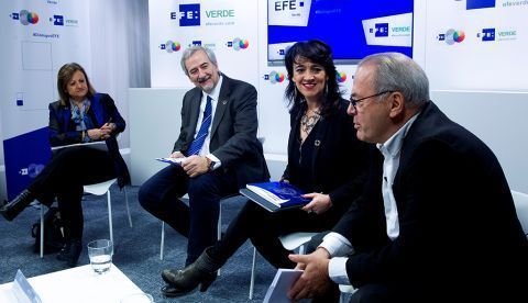 MADRID, 18/12/2019.- Cristina Gallach, Alta comisionada para la Agenda 2030;el director adjunto de Efeverde, Pedro Pablo García May; la asesora ejecutiva de ECODES, Cristina Monge y el fundador y presidente de Economista Frente a la Crisis, Jorge Fabra.i-d., durante un debate organizado por la Agencia Efe en su espacio "Diálogos EFEverde", donde han analizado el paquete de medidas de la Unión Europea para la economía circular y su interacción con el Nuevo Pacto Verde anunciado por la UE durante la reciente Cumbre del Clima de Madrid (COP25).EFE/Javier Liaño.