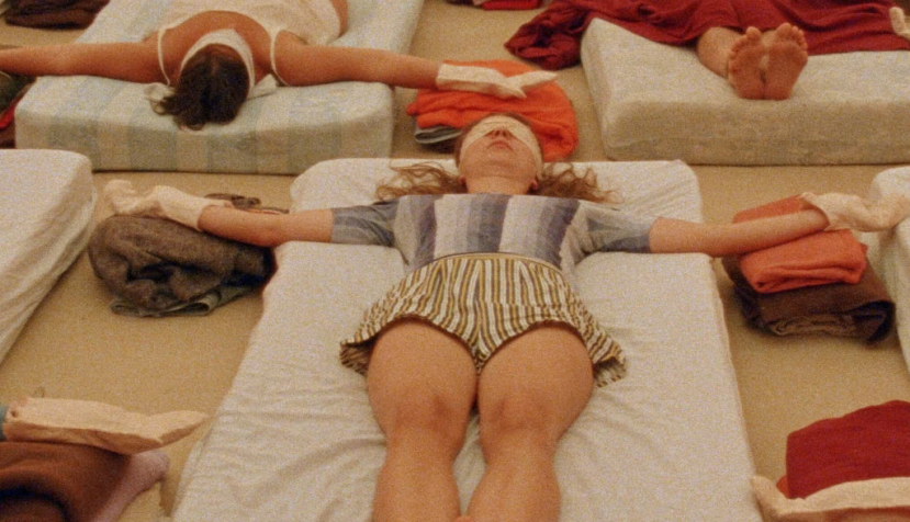 Algunas comunas experimentaron con terapias radicales y dinámicas de grupo extremas para intentar deconstruir la personalidad heredada. Elástica Films / Apellaniz y de Sosa