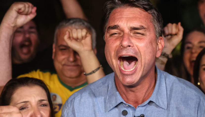 Flávio Bolsonaro, en su discurso tras conocerse los resultados de la primera vuelta. Gabriela Biló/Folhapress