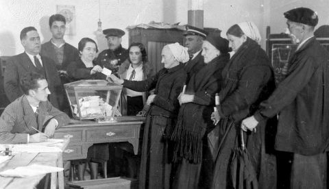 Referéndum autonómico del 5 de noviembre de 1933 en Éibar, primera vez que la mujer puede votar, en el resto de España lo hicieron en las elecciones generales del 19 de noviembre de 1933. Foto realizada por Indalecio Ojanguren.