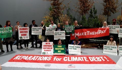 Varios activistas se manifiestan en el interior de Ifema durante la tercera jornada de 25 Conferencia de las Partes del Convenio Marco de Naciones Unidas sobre Cambio Climático (COP) bajo el lema "Tiempo de actuar". EFE/Zipi