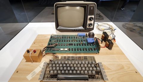 El primer computador original Apple, conocido como el Apple-1. EFE/TONY AVELAR/Archivo