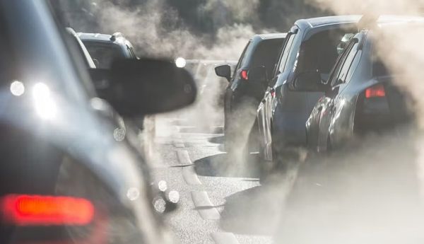 ¿Es buena o mala noticia que baje el precio de la gasolina y el diésel?