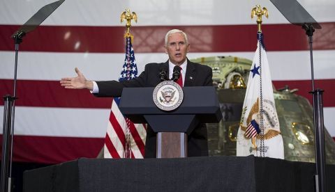 Miami (EE.UU.), 6 jul (EFE).- El vicepresidente estadounidense, Mike Pence, aseguró hoy durante una visita al Centro Espacial Kennedy, en Cabo Cañaveral (Florida), que Estados Unidos liderará de nuevo la carrera espacial y conquistará Marte en una "nueva era de exploración".