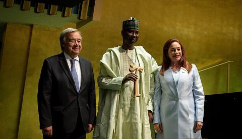 NACIONES UNIDAS (NY, EEUU), 16/09/2019.- Fotografía cedida por la ONU donde aparece su secretario general, António Guterres (i); el presidente del septuagésimo cuarto período de sesiones de la Asamblea General, Tijjani Muhammad-Bande (c), y la presidenta del septuagésimo tercer período de sesiones de la Asamblea General, María Fernanda Espinosa, al final de la sesión plenaria de clausura del actual turno este lunes en la sede del organismo en Nueva York (EE.UU.). La presidenta de la Asamblea General de Naciones Unidas, la ecuatoriana María Fernanda Espinosa, se despidió este lunes de su cargo en una rueda de prensa en la que mostró su deseo de que continúe su trabajo por la paridad de la mujer, la reversión del cambio climático y la defensa del multilateralismo. EFE/Loey Felipe/ONU