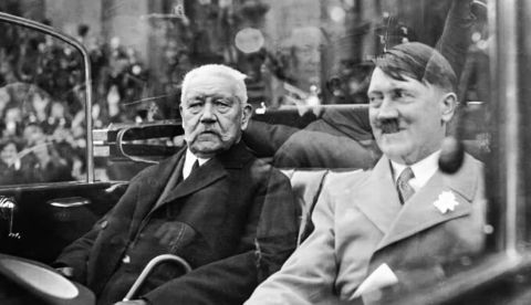 El Presidente Paul von Hindenburg y el Canciller Adolf Hitler en 1933. Wikimedia Commons, CC BY-SA