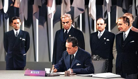 México es uno de los 51 Miembros fundadores de la Organización de las Naciones Unidas. La delegación mexicana estuvo representada por Ezequiel Padilla, Manuel Tello y Francisco Castillo Nájera, quienes firmaron la «Carta de las Naciones Unidas» el 26 de junio de 1945. / © Centro de Información de la ONU.