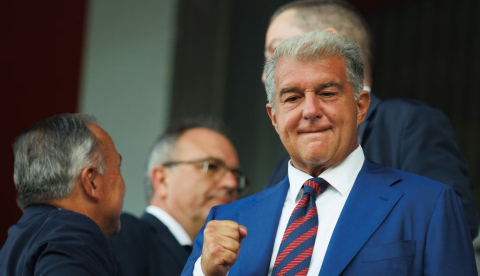 Joan Laporta saluda a los aficionados durante el partido del Trofeo Joan Gamper entre el FC Barcelona y Como 1907 en el Estadio Johan Cruyff el pasado 12 de agosto. Christian Bertrand/Shutterstock