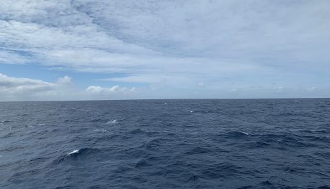 Los océanos, recuerda el informe, son la principal memoria del cambio climático, ya que absorben aproximadamente el 93 % del desequilibrio energético de la Tierra, que se crea por el aumento de los gases contaminantes que determinadas actividades humanas desprenden a la atmósfera. EFE/Archivo