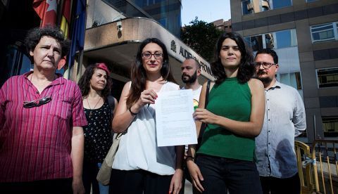 MADRID, 15/07/2019.- La Portavoz de Podemos en la Asamblea de Madrid, Isa Serra (2d), la diputada en la Asamblea y portavoz de IU de Madrid, Sol Sánchez (2i), y la diputada de Podemos, Beatriz Gimeno (i), junto a la denuncia presentada a la petición de información de Vox sobre las personas que dan charlas LGTBI en centros escolares madrileños. - EFE/Luca Piergiovanni