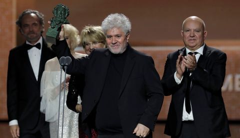 El director Pedro Almodóvar y los productores Agustín Almodóvar (d) y Esther García (3d) reciben el Goya a la mejor película por su cinta "Dolor y Gloria", durante la gala de entrega de los Premios Goya 2020 que se celebra hoy sábado en el Palacio de los Deportes José María Martín Carpena, en Málaga. EFE/Chema Moya